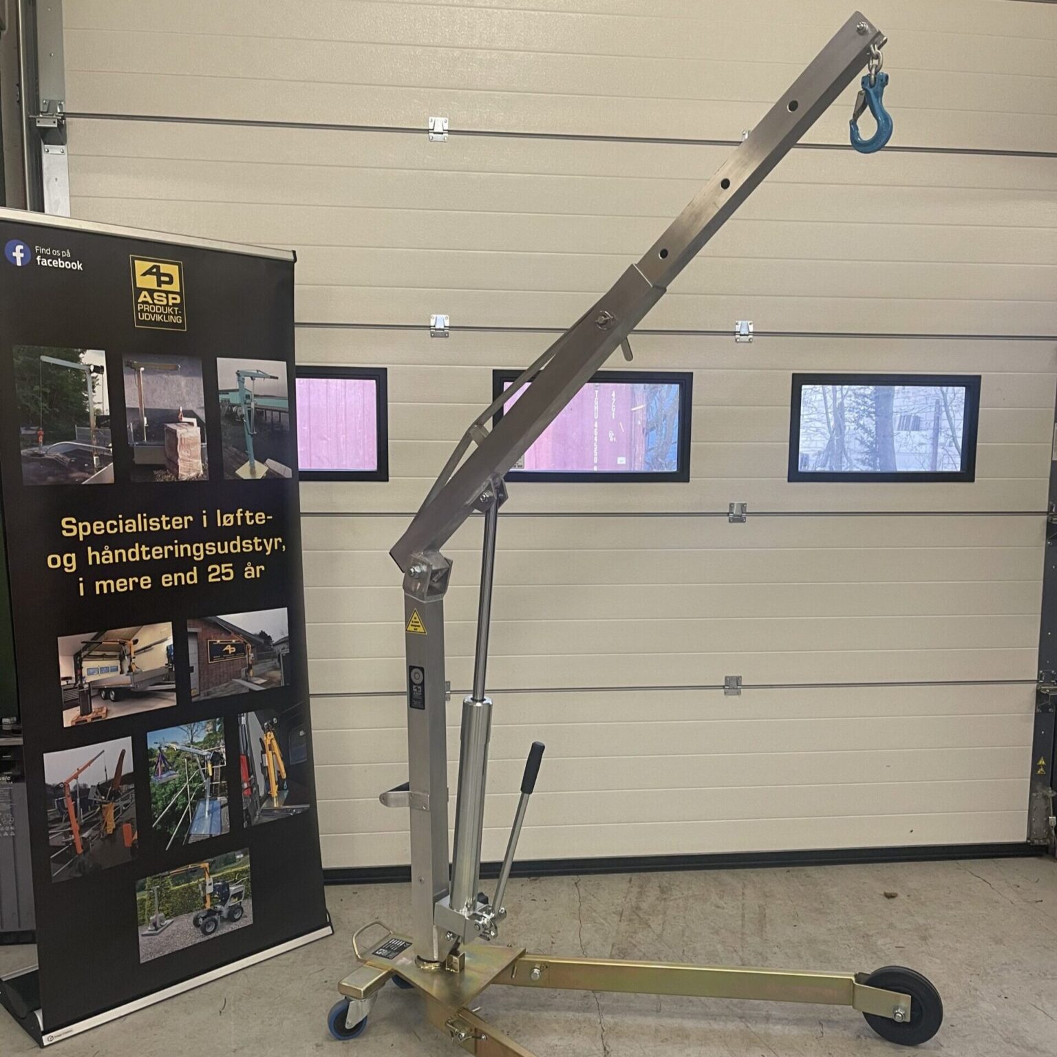 Værkstedskran foran port