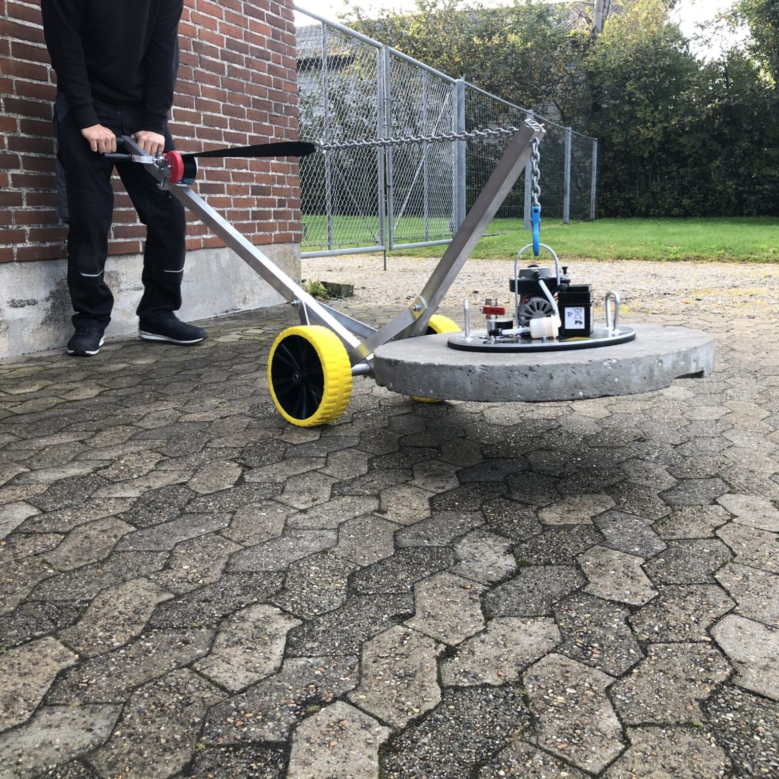 Løftevogn løfter dæksel