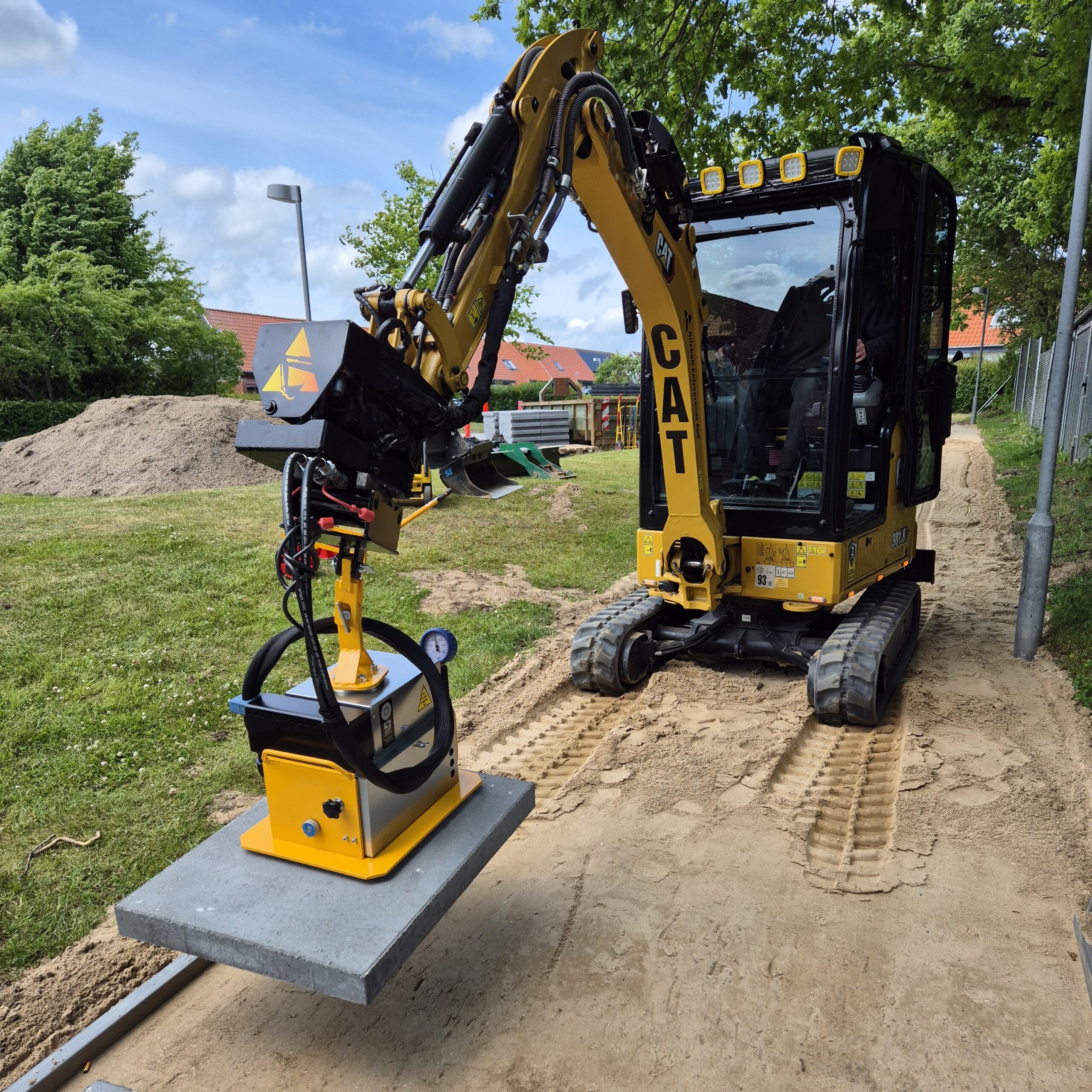 Hydraulisk fliseløfter med vakuum til montering på en minigraver