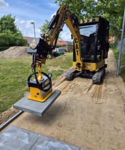 Vakuumsuger til fliser monteret på CAT minigraver