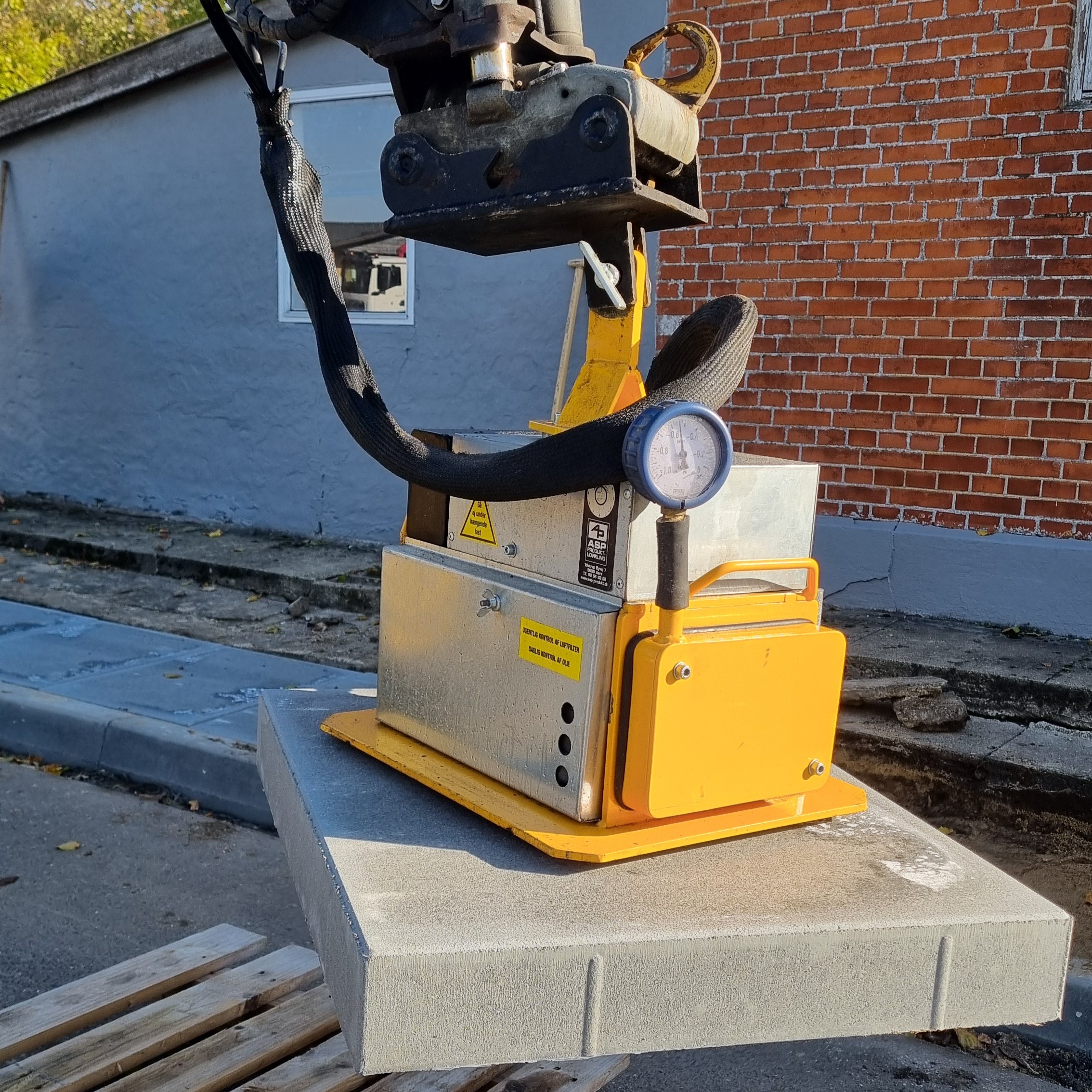Hydraulisk fliseløfter med vakuum til montering på en minigraver