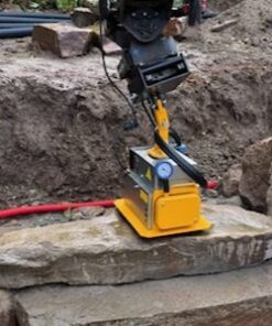 Hydraulisk Fliseløfter der løfter natursten på Bornholm